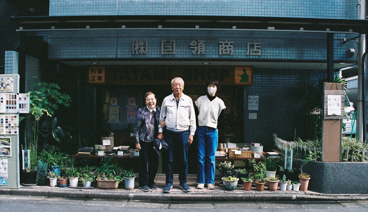 La famille Kokuryō devant la boutique 国領商店